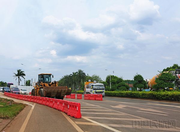 5月21日,美兰机场开始封闭西进场路至海口方向路段 (临时导行路出口处).jpg 5月21日,美兰机场开始封闭西进场路至海口方向路段 (临时导行路出口处).jpg