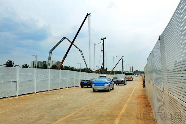 美兰机场西进场路临时导行道路.jpg 美兰机场西进场路临时导行道路.jpg