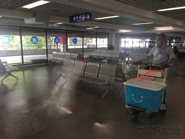 浦东机场长途客运站候车区域接受消毒-浦东机场供图.jpg