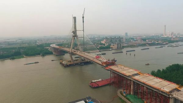 “上海发布”发布的大桥合龙现场.jpg “上海发布”发布的大桥合龙现场.jpg