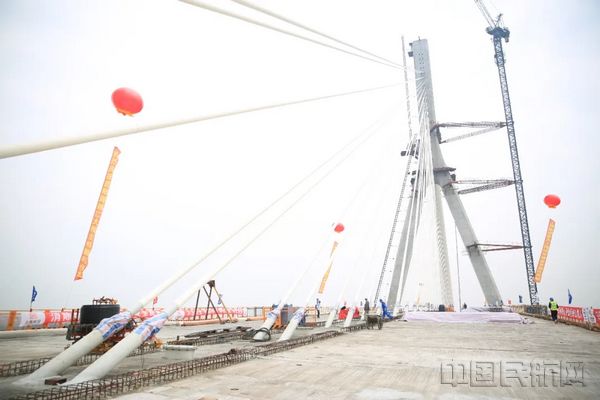 “上海发布”发布的大桥合龙现场-2.jpg