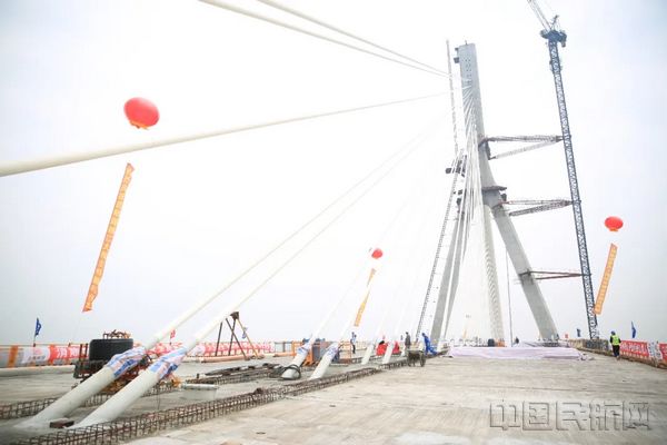 “上海发布”发布的大桥合龙现场-2.jpg “上海发布”发布的大桥合龙现场-2.jpg