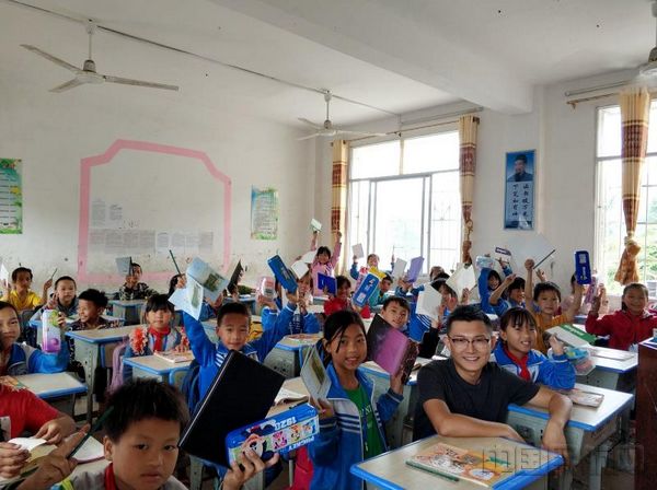 陆卫荣把同事们寄去的学习用品分发给支教班级的孩子们-肖建民摄.jpg 陆卫荣把同事们寄去的学习用品分发给支教班级的孩子们-肖建民摄.jpg