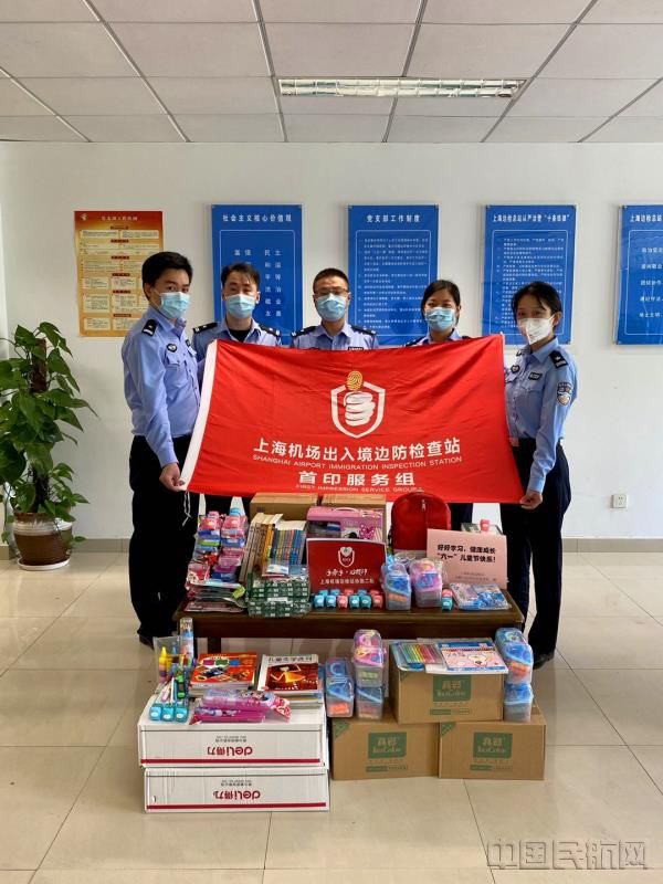 首印公益团队为孩子们准备了儿童节礼物-张雅婧摄.jpg 首印公益团队为孩子们准备了儿童节礼物-张雅婧摄.jpg