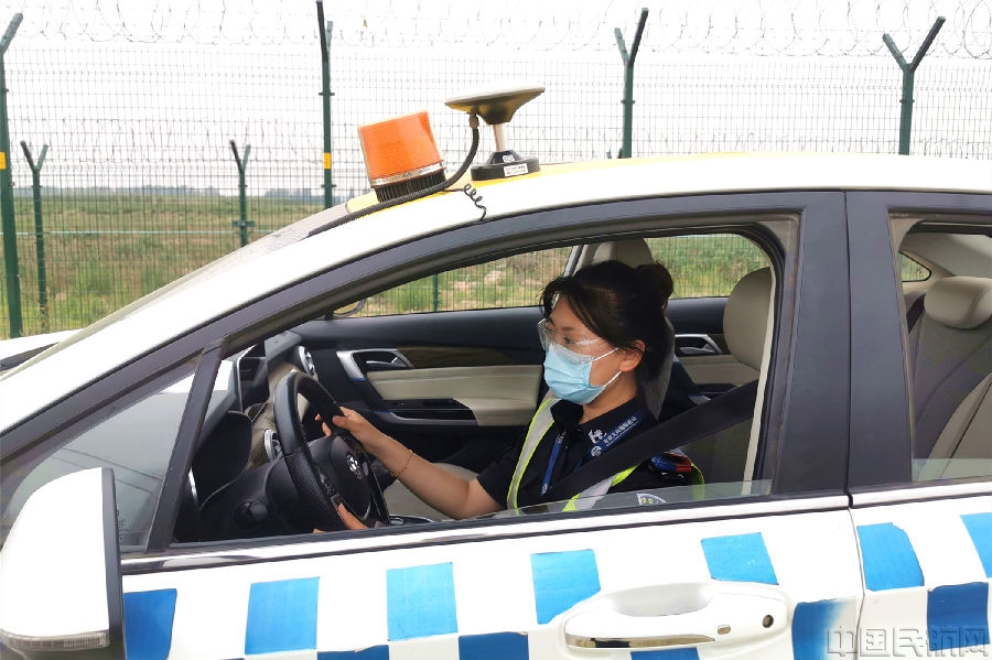 (图:周界巡视员田粮毓日常巡视工作 赵文琦摄).jpg (图:周界巡视员田粮毓日常巡视工作 赵文琦摄).jpg