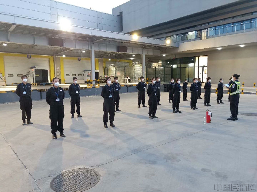 (图:通过班前会,对在岗员工进行宣贯培训 仲博文摄).jpg (图:通过班前会,对在岗员工进行宣贯培训 仲博文摄).jpg