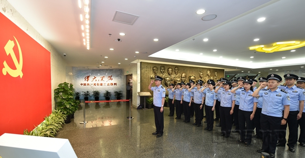 上海机场边检站新发展党员在一大会址集体宣誓-单增光摄_副本.jpg 上海机场边检站新发展党员在一大会址集体宣誓-单增光摄_副本.jpg