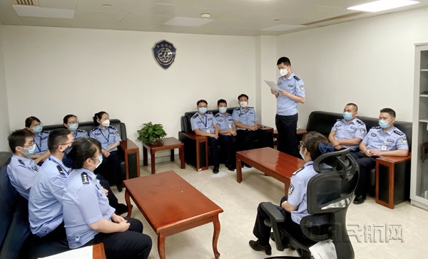 沈鸿陈在支部党员大会上宣读入党申请书-张晓伦摄_副本.jpg 沈鸿陈在支部党员大会上宣读入党申请书-张晓伦摄_副本.jpg