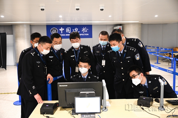 王潇与战友们测试 “迷你口岸”通讯状况-王熙熙摄_副本.jpg 王潇与战友们测试 “迷你口岸”通讯状况-王熙熙摄_副本.jpg