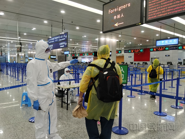 上海机场边检民警引导旅客进入查验区-单增光摄_副本.jpg 上海机场边检民警引导旅客进入查验区-单增光摄_副本.jpg