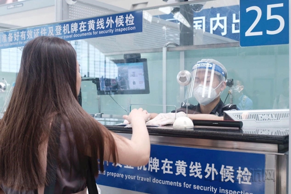 机场安检窗口加强防护-浦东机场供图_副本.jpg 机场安检窗口加强防护-浦东机场供图_副本.jpg