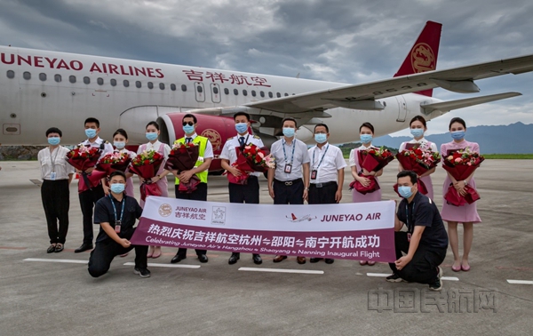 图1:吉祥航空HO1896航班机组合影_副本.jpg 图1:吉祥航空HO1896航班机组合影_副本.jpg