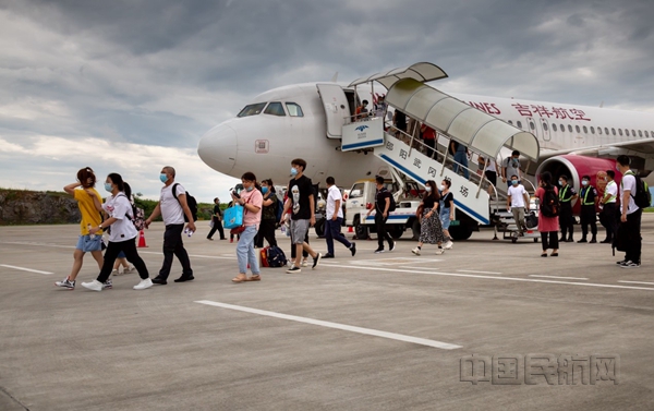 图3:吉祥航空HO1896航班首批来自杭州的旅客抵达邵阳武冈机场_副本.jpg 图3:吉祥航空HO1896航班首批来自杭州的旅客抵达邵阳武冈机场_副本.jpg