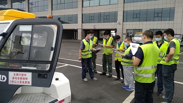 机务人员正在进行飞机牵引车声光报警设备使用培训 田永超摄.jpg 机务人员正在进行飞机牵引车声光报警设备使用培训 田永超摄.jpg