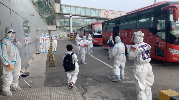 最小的留学生准备乘车驶离天津机场.jpg 最小的留学生准备乘车驶离天津机场.jpg