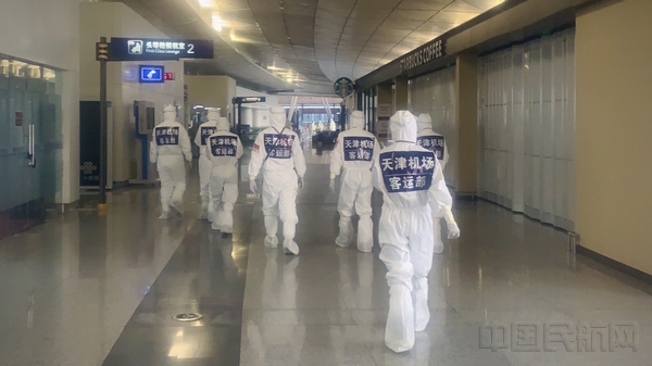 连续奋战62小时后前往集中消毒区.jpg 连续奋战62小时后前往集中消毒区.jpg