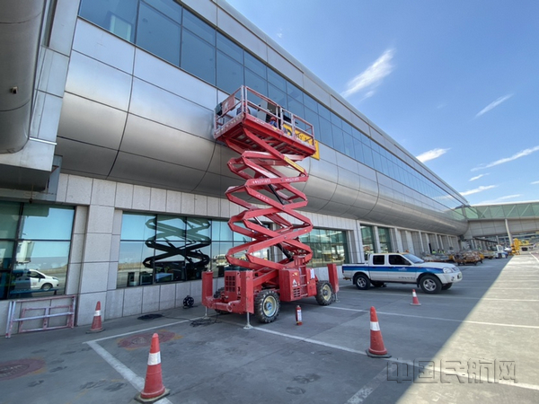 nEO_IMG_乌鲁木齐国际机场首次引进飞机目视泊位引导系统.jpg