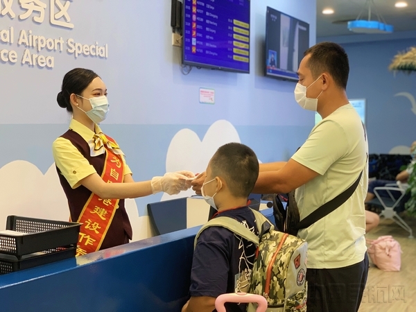 图一:家属带领孩子办理无陪儿童旅客服务相关手续.jpg 图一:家属带领孩子办理无陪儿童旅客服务相关手续.jpg