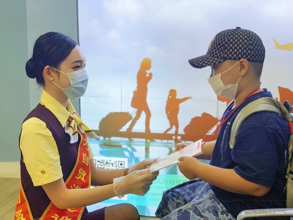 图二:服务人员蹲式服务减少隔阂.jpg 图二:服务人员蹲式服务减少隔阂.jpg
