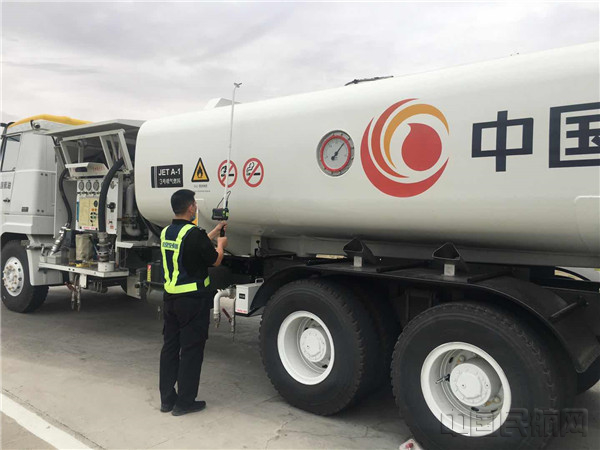 图：创新制作安检道口车顶检查设备 摄影：李春辉.jpg