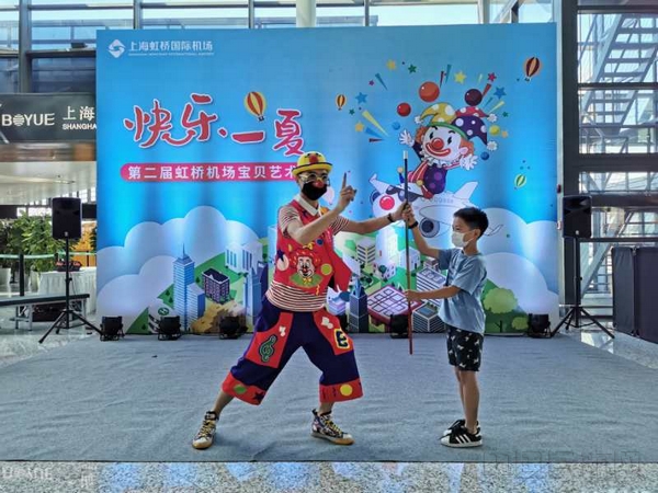 小旅客应邀登台尝试操作木偶.jpg 小旅客应邀登台尝试操作木偶.jpg