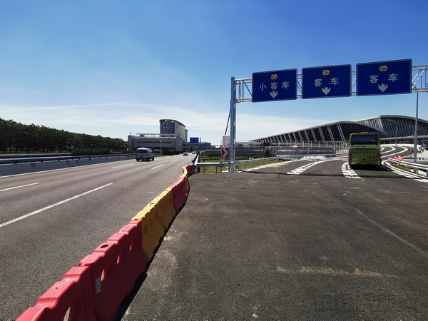 左侧为T1至T2现有道路,右侧为已经完工的便道-钱擘摄.jpg 左侧为T1至T2现有道路,右侧为已经完工的便道-钱擘摄.jpg