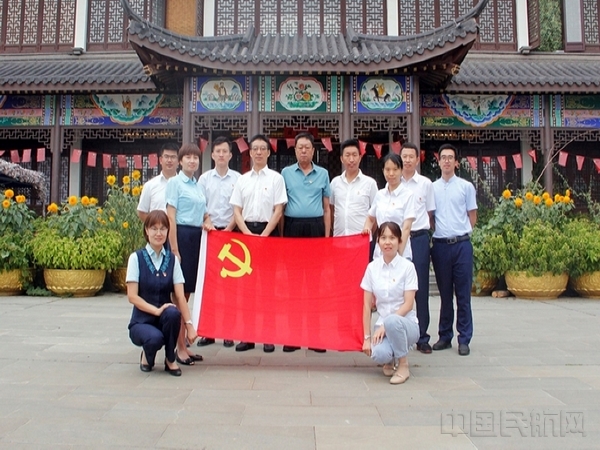 图:参观结束后合影留。.jpg 图:参观结束后合影留。.jpg