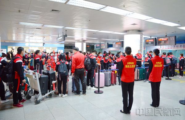 三峡机场志愿者在援鄂医疗队返程现场.jpg 三峡机场志愿者在援鄂医疗队返程现场.jpg