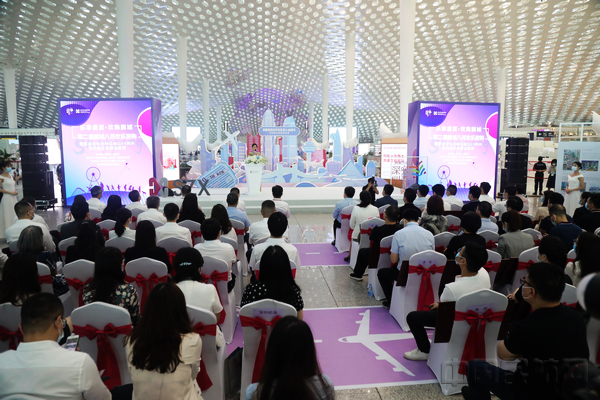 8月18日，“深圳商业荣耀成就展”在深圳机场开幕.jpg