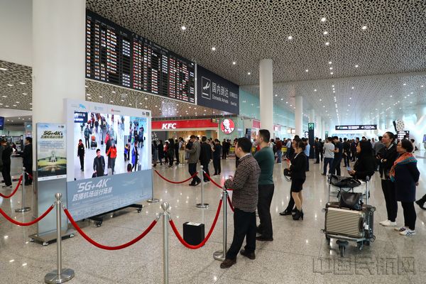 深圳机场通过4K超高清摄像机及5G网络传输,在航站楼内进行航空器跑道起降及到达旅客视频直播 摄影:叶丹.jpg 深圳机场通过4K超高清摄像机及5G网络传输,在航站楼内进行航空器跑道起降及到达旅客视频直播 摄影:叶丹.jpg