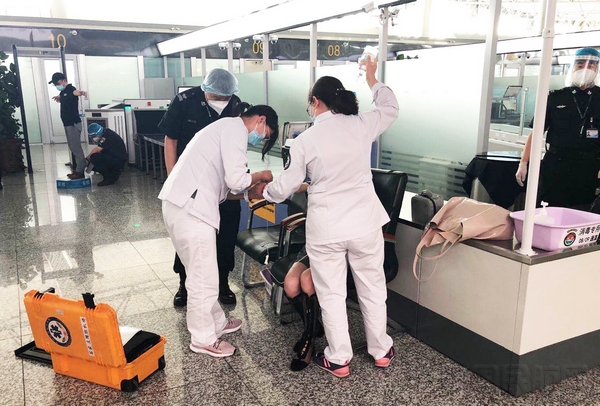 协助医务人员为旅客输液。高晗摄.jpg