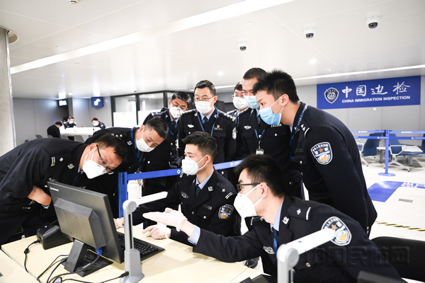 nEO_IMG_上海机场边检站民警正在对连夜赶建的“迷你口岸”测试网路运行情况——王熙熙摄