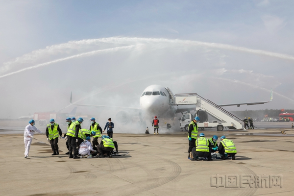 1.演练现场模拟航空器冲出跑道,沈阳机场各单位实施紧急救援_副本.jpg
