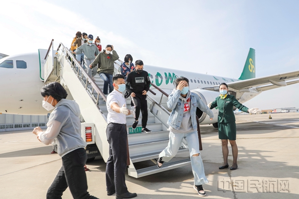2.机组引导旅客迅速撤离飞机机舱_副本.jpg