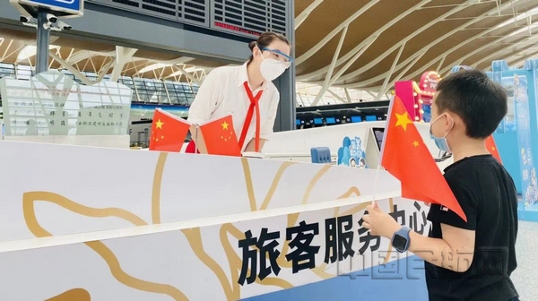 nEO_IMG_布置了浓浓国庆佳节氛围的浦东机场服务柜台-上海机场供图