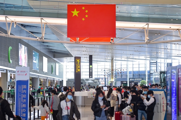 nEO_IMG_长假尾声,虹桥机场迎来返程客流高峰-上海机场供图