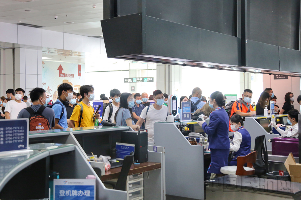 nEO_IMG_十一黄金周首日,旅客排队办理值机手续