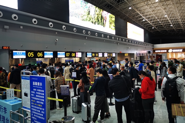 赣州机场“双节”假期完成旅客吞吐量5.31万人次2.jpg 赣州机场“双节”假期完成旅客吞吐量5.31万人次2.jpg