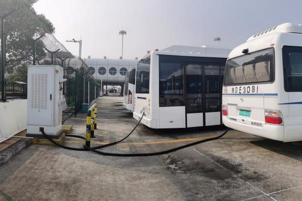 地面特种车辆充电-厦门空港供图.jpg 地面特种车辆充电-厦门空港供图.jpg