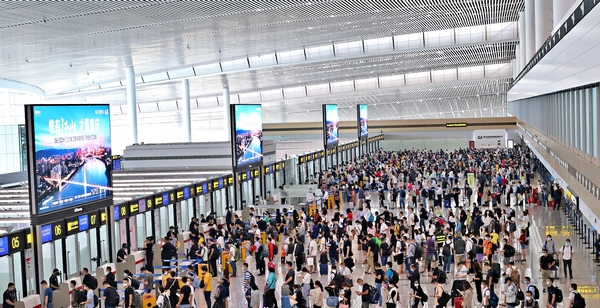 nEO_IMG_国庆期间,大量旅客排队安检