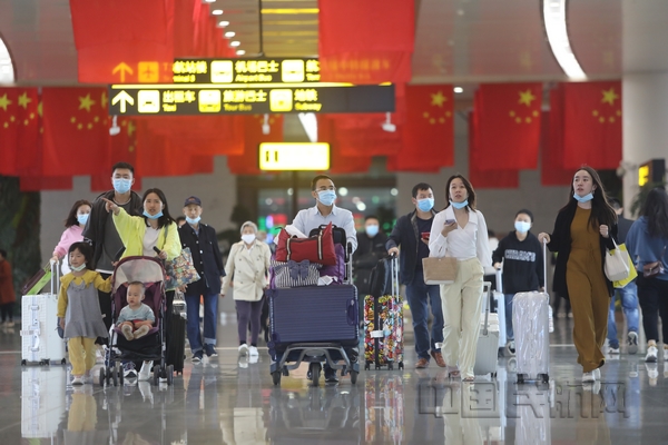 nEO_IMG_国庆期间,旅客从江北国际机场出行 拍摄:罗斌