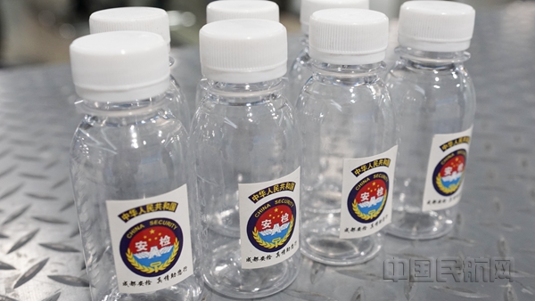 双流机场安检站为携带超量液态化妆品的晚到旅客免费提供分装瓶_副本.jpg 双流机场安检站为携带超量液态化妆品的晚到旅客免费提供分装瓶_副本.jpg