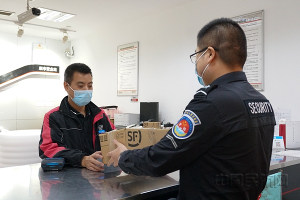 安检员正在帮助旅客邮寄不能随身携带的限制物品_副本.jpg 安检员正在帮助旅客邮寄不能随身携带的限制物品_副本.jpg