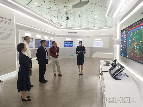 参观深圳机场智慧党建展厅_副本.jpg