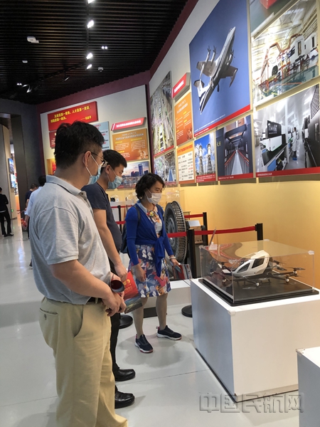 参观“大潮起珠江”展览2_副本.jpg