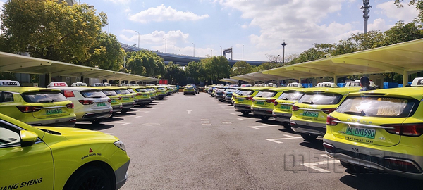 nEO_IMG_二期建成后充电站可同时服务42辆出租车-王聪摄