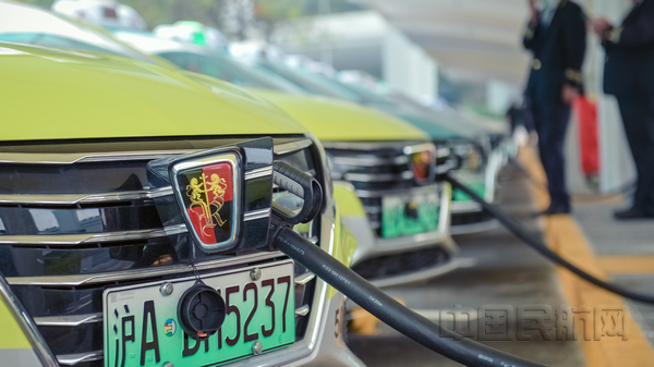 nEO_IMG_正在充电的新能源出租车-王聪摄
