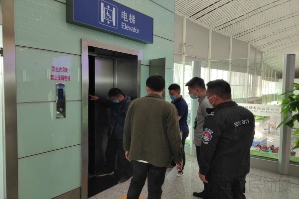 图:电梯维保单位工作人员演示营救步骤.jpg 图:电梯维保单位工作人员演示营救步骤.jpg