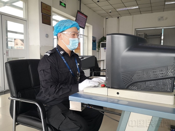 首都机场安保公司张利军:用心做好勤务保障,全力配合疫情防控.jpg 首都机场安保公司张利军:用心做好勤务保障,全力配合疫情防控.jpg