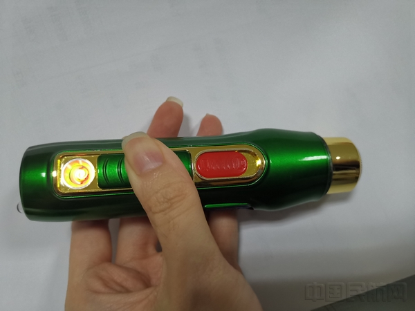 查获的多功能剃须刀式点烟器.jpg 查获的多功能剃须刀式点烟器.jpg